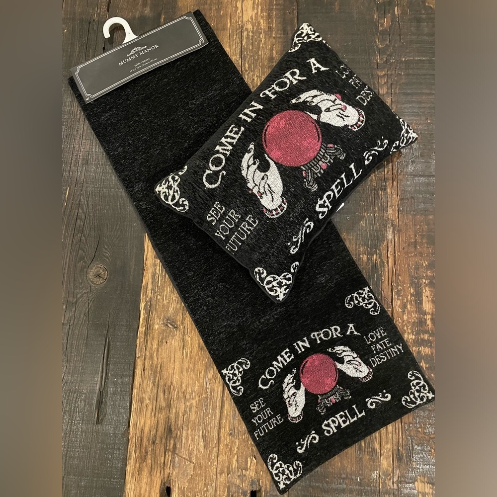 MUMMY MANOR NEW “COME IN FOR A SPELL” Decorative Table Runner AND Pillow Set